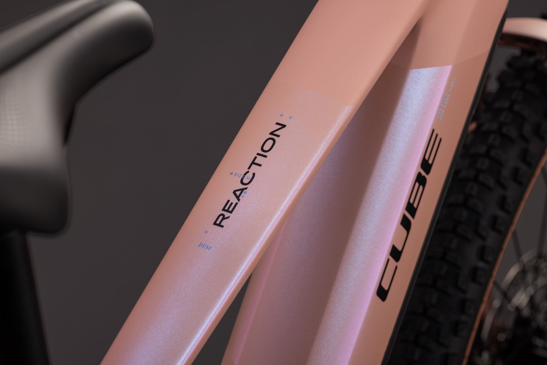 Cube Reaction Hybrid Performance 720 ruby´n´black