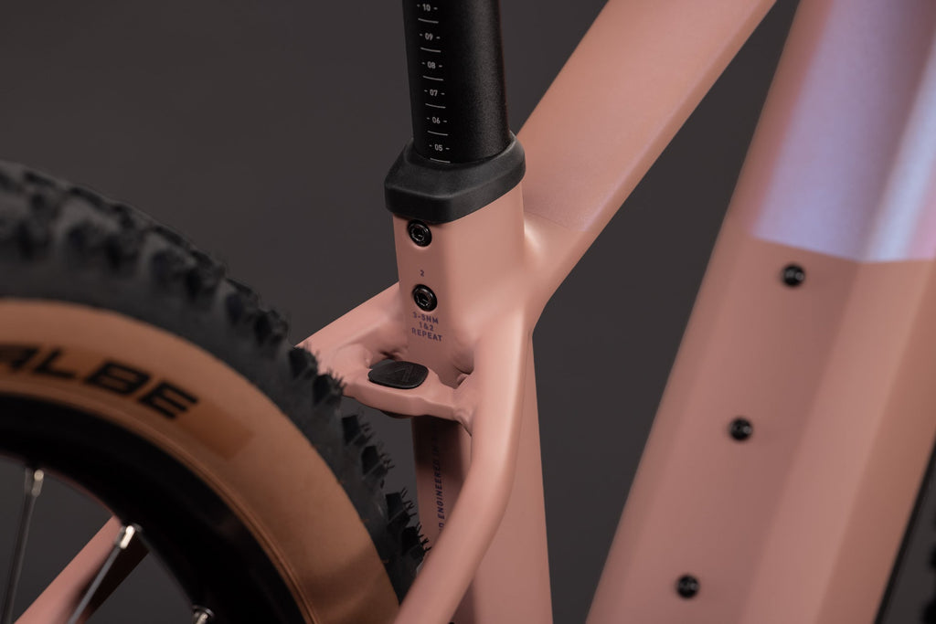 Cube Reaction Hybrid Performance 720 ruby´n´black