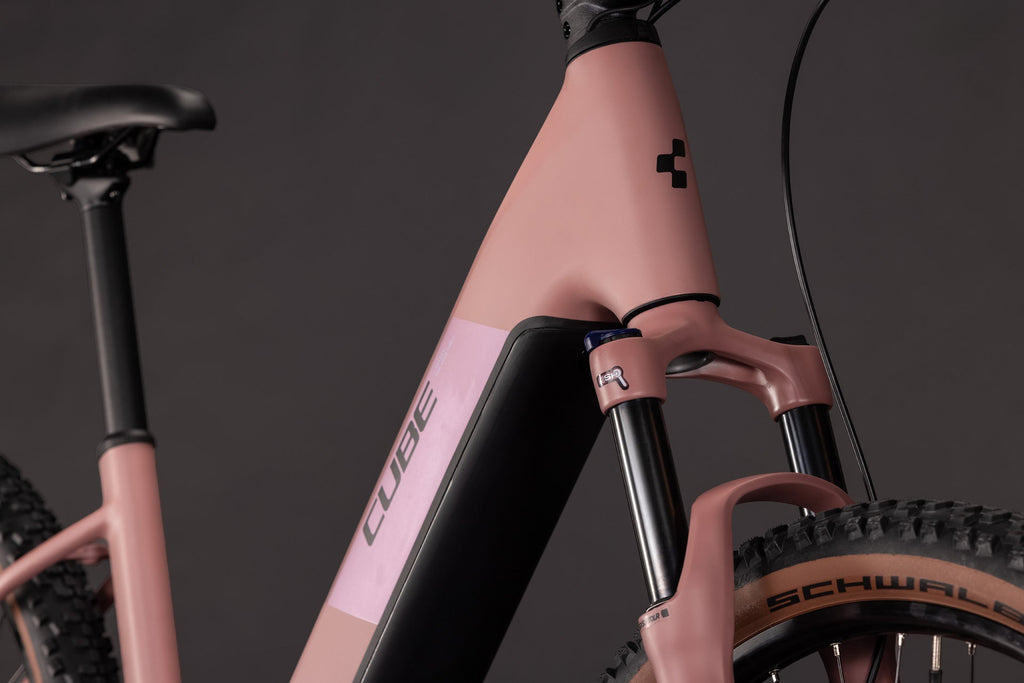 Cube Reaction Hybrid Performance 720 ruby´n´black